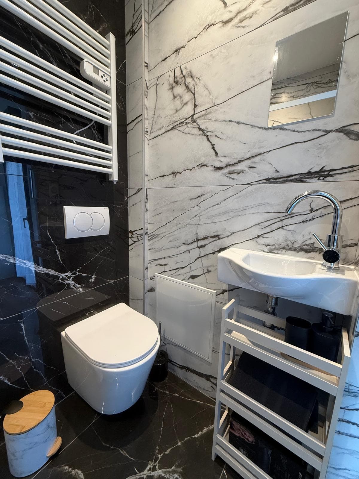 Salle de bain en marbre veiné avec douche à l'italienne — La Pauz'