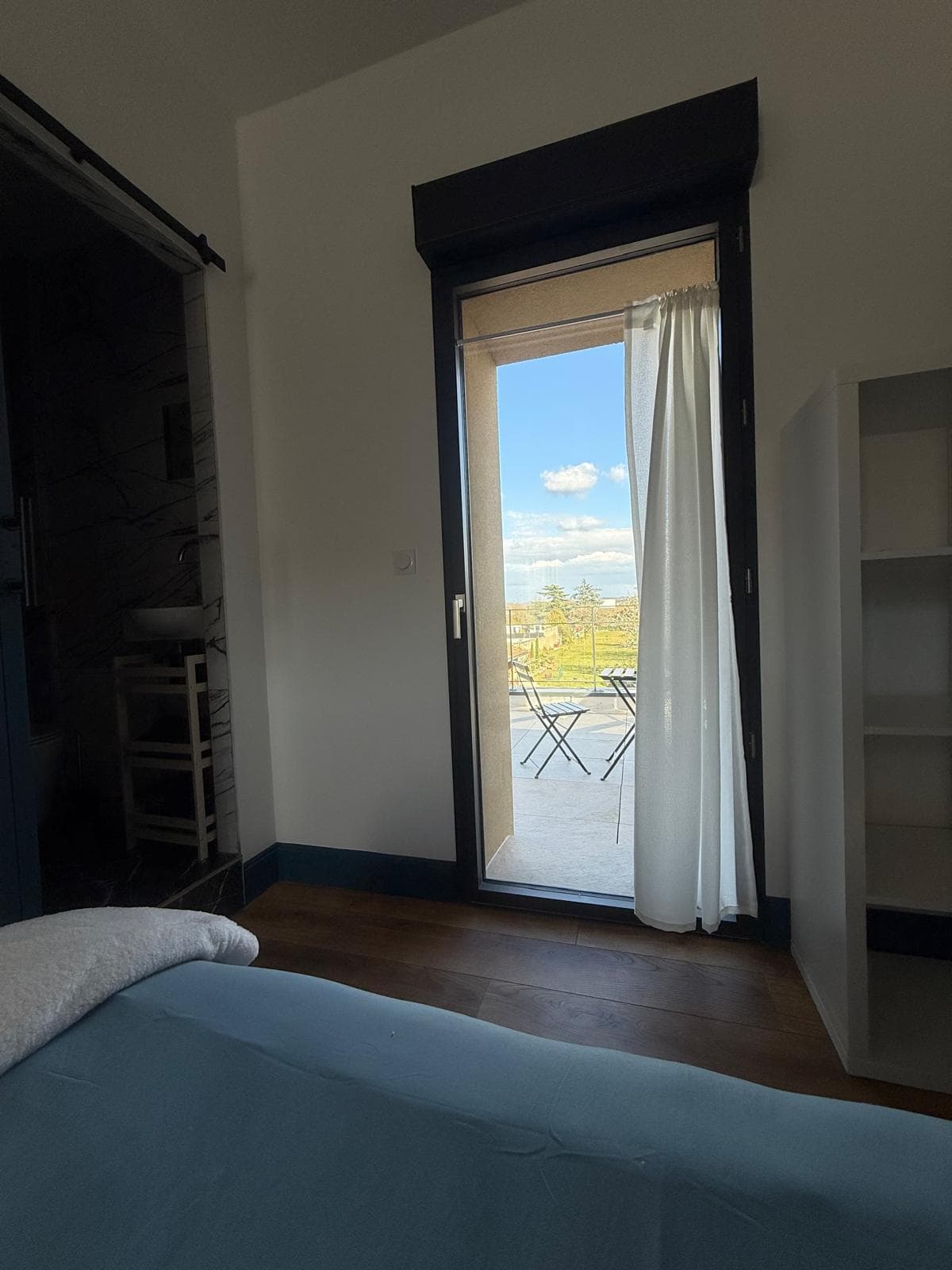Chambre Rhôna — détail literie, La Pauz'